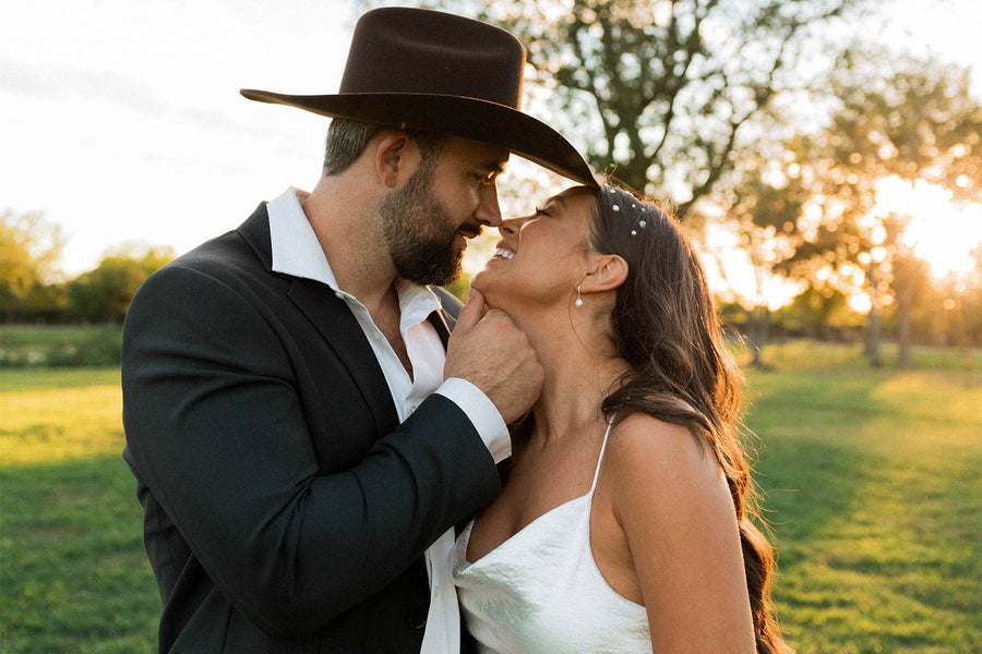 Sebastian y Shelbey con el vestido Aura 